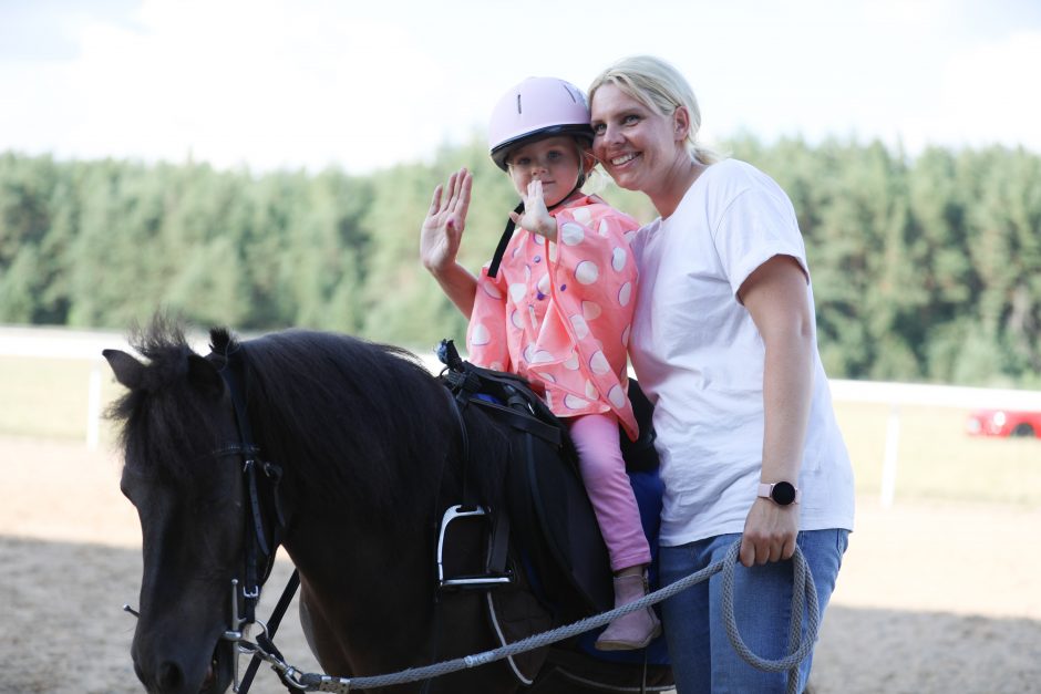 Žirgų lenktynėse Dzūkijoje – skrybėlaitėmis pasipuošusios žinomos moterys