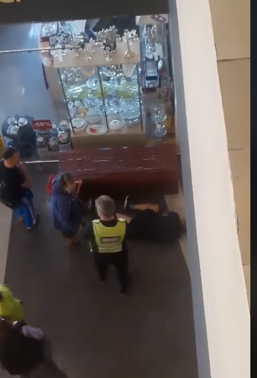 Šokiravo apsaugos darbuotojų elgesys: po smūgių vaikinas liko gulėti ant grindų