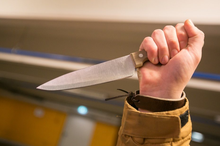 Klaipėdoje – brutalus nusikaltimas: jaunuoliai grasino vyrui peiliu, sužeista moteris