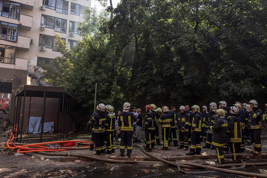 Sudaužyti gyvenimai: Kyjive iš griuvėsių ištraukta mergytė, bandoma išgelbėti ir jos mamą