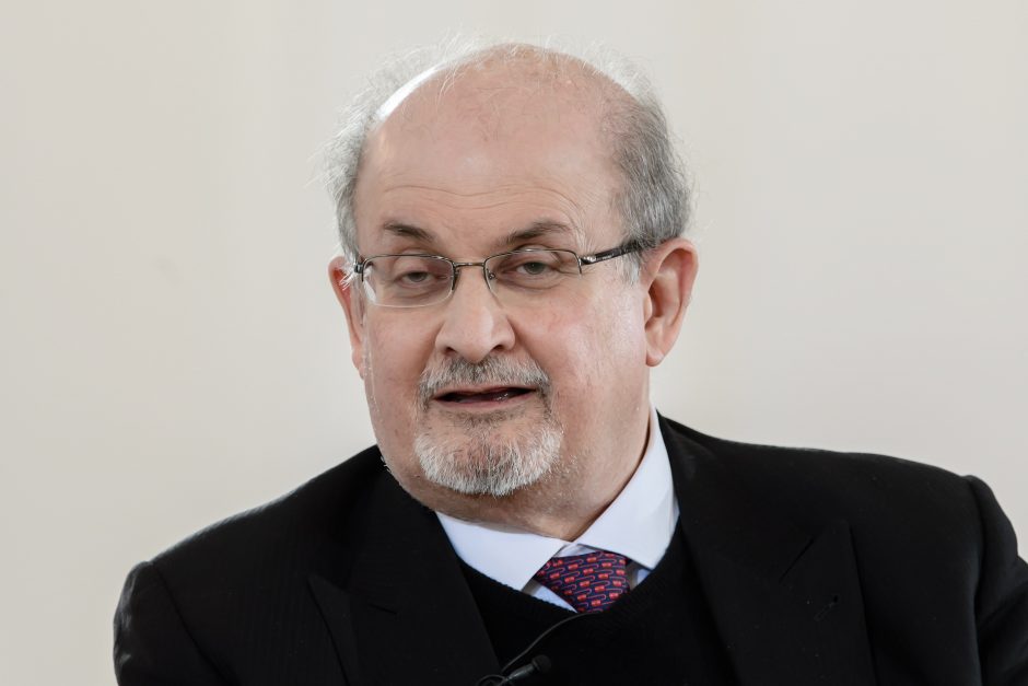 Agentas: per užpuolimą subadytas S. Rushdie pradėjo ilgą sveikimo kelią