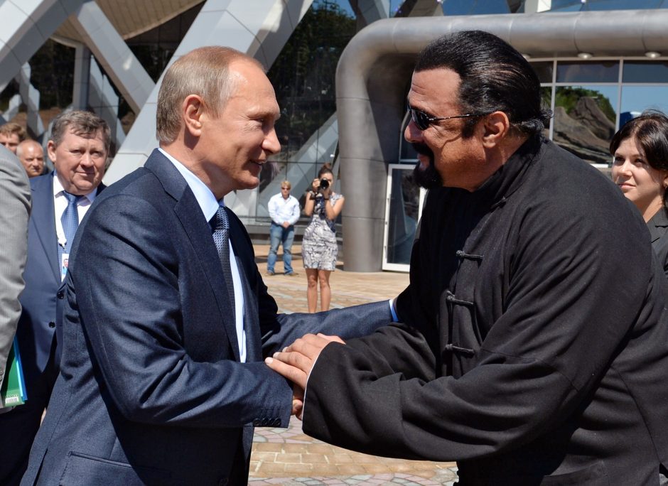 Su V. Putinu besibičiuliaujantis S. Seagalas lankėsi Olenivkoje: žada kurti filmą apie Donbasą?