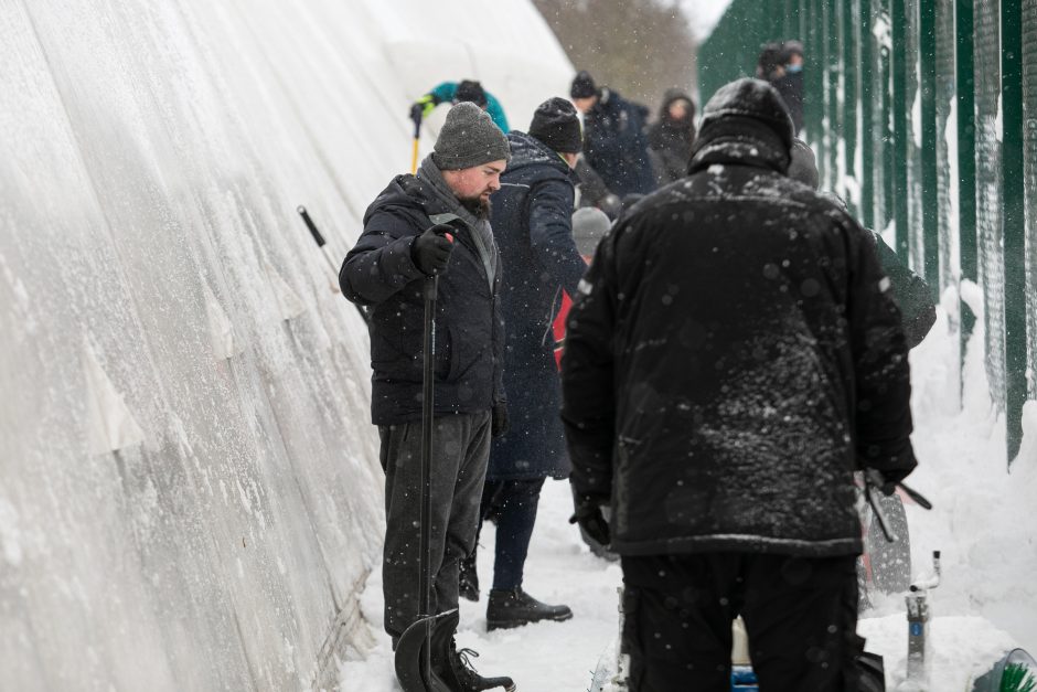 Sniego kasimo talka aplink Pilaitės maniežą