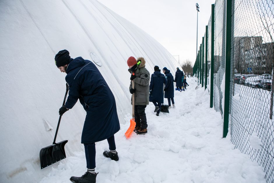 Vilniečiai rinkosi prie pripučiamo futbolo maniežo: kupolas apsaugotas nuo sniego sankaupų