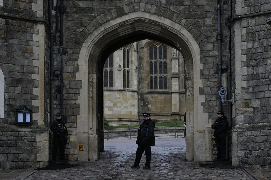 JK policija karalienės namų teritorijoje sulaikė ginkluotą vyrą