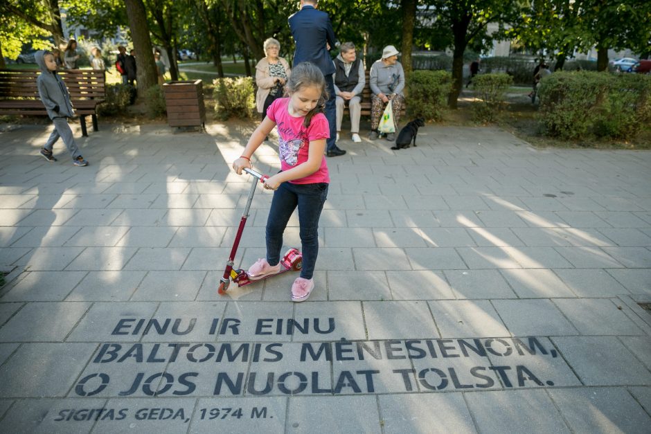 Vilniuje atidaryta poeto S. Gedos vardo alėja