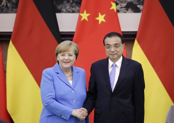 Vokietijos kanclerė ir Kinijos premjeras gina susitarimą su Iranu ir laisvąją prekybą