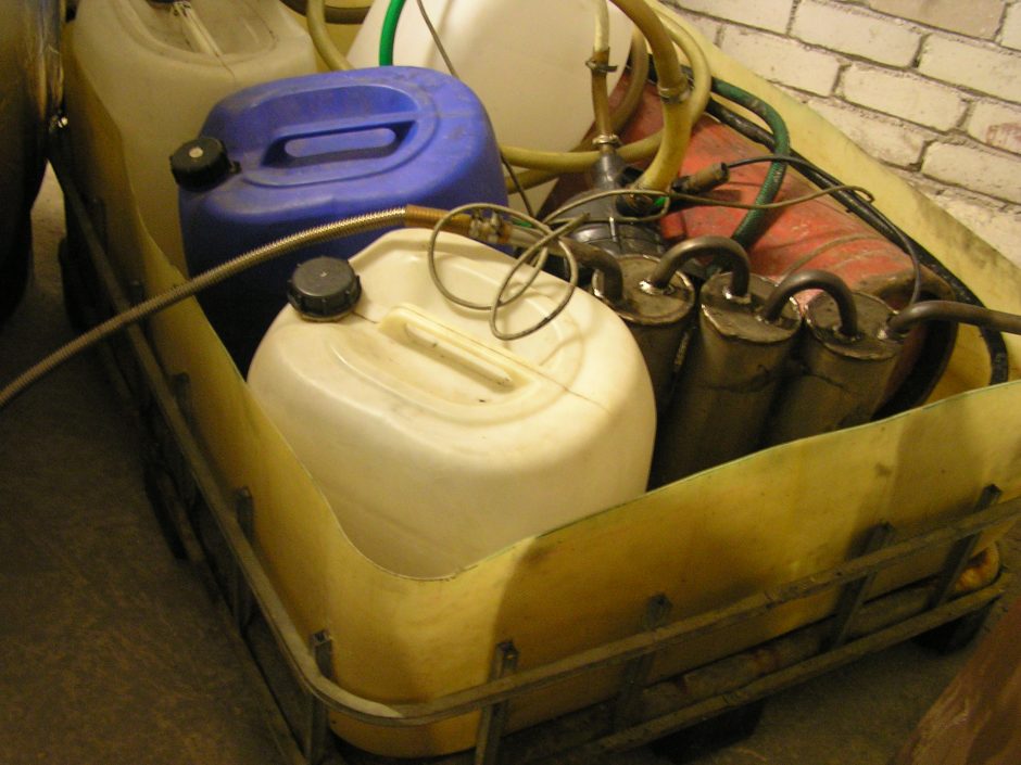 Kėdainiuose Kūčių išvakarėse aptikta naminės degtinės gaminimo įranga ir 50 litrų skaidraus skysčio