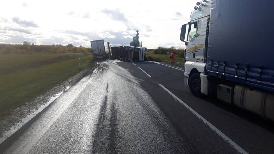 Įspėja vairuotojus: Šiaulių aplinkkelyje nuvirto miškovežis, išbyrėjo rąstai