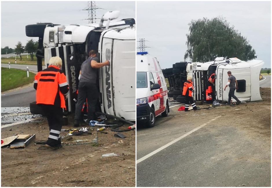 Nelaimė Kėdainių rajone: vairuotojas nesuvaldė sunkvežimio ir apvirto