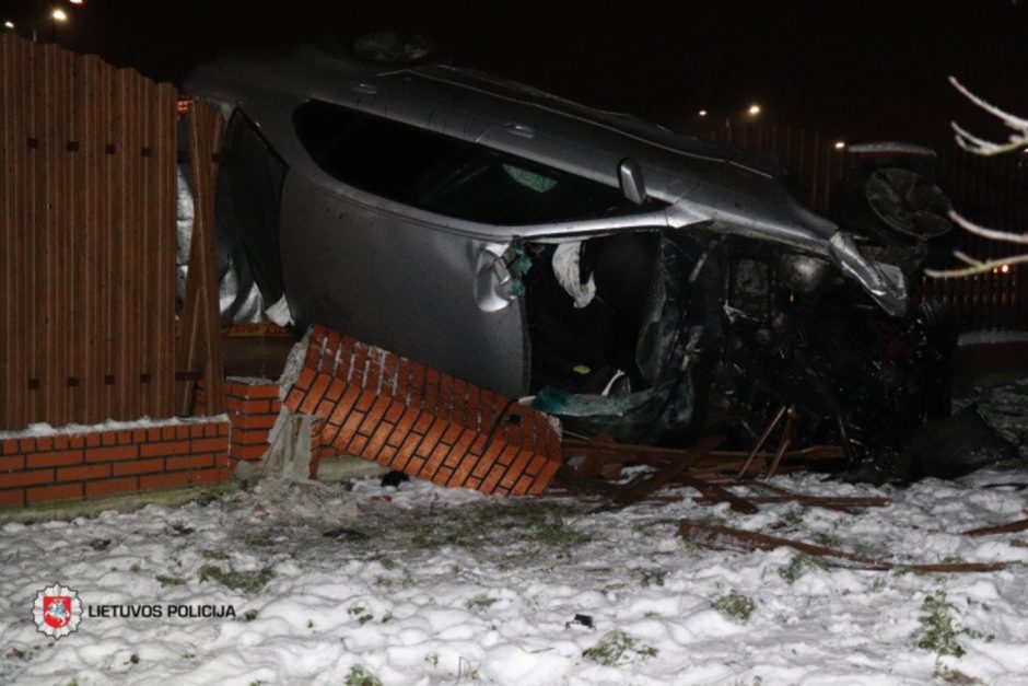 BMW skrydis Vilniaus rajone: jaunuolis nesuvaldęs automobilio rėžėsi į gyvenamojo namo tvorą