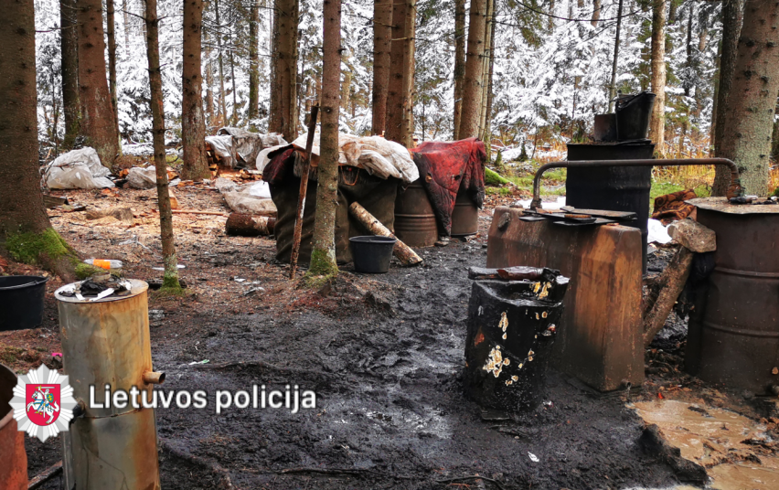 Molėtų rajono miškuose pareigūnai aptiko naminės degtinės fabrikėlį