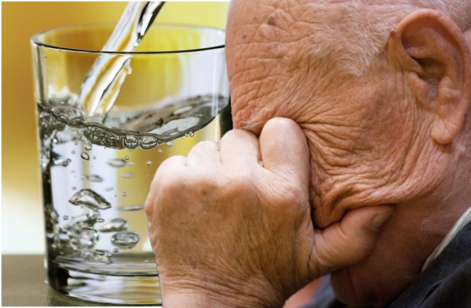 Vandens pasiprašiusi mergina iš 94 metų senolio pavogė 11 tūkst. eurų