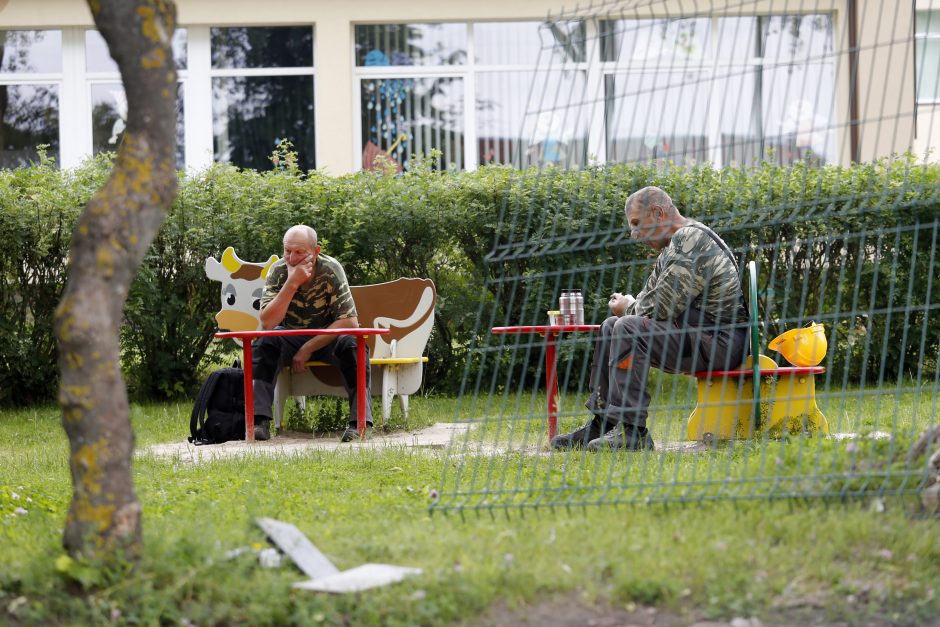 Užklupus karantinui – svarbiausias klausimas: kaip išgyventi?