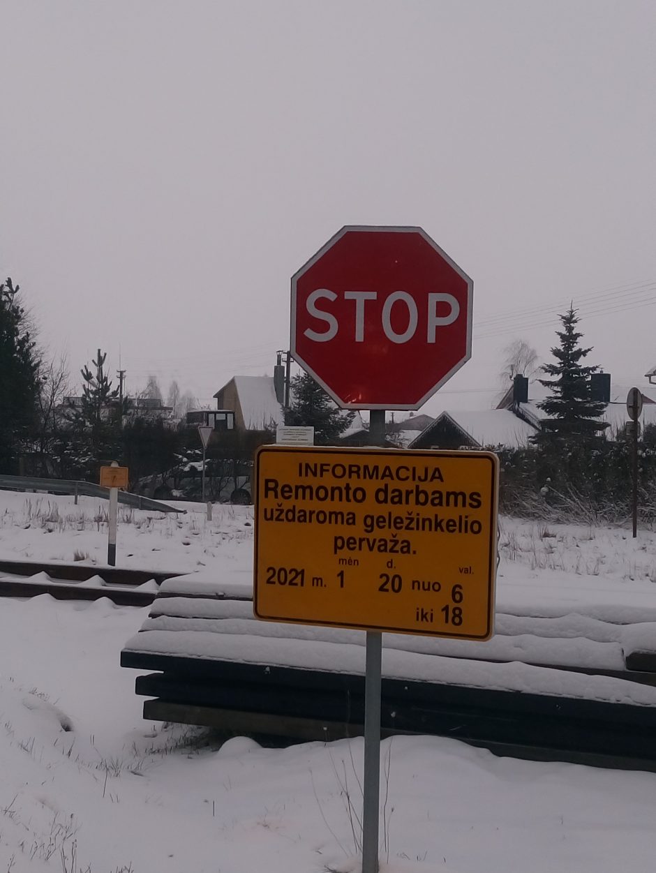Prie geležinkelio Klaipėdos rajone – nelegali tvora: dėl prasto matomumo fiksuojamos nelaimės