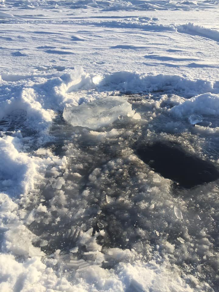 Žvejai nepaiso įspėjimų: jau išmėgino Kuršių marių ledą