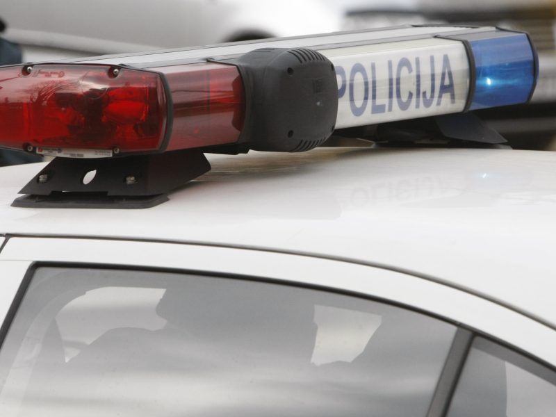 Mažeikių rajone policijos automobilis kliudė ir sužalojo mergaitę