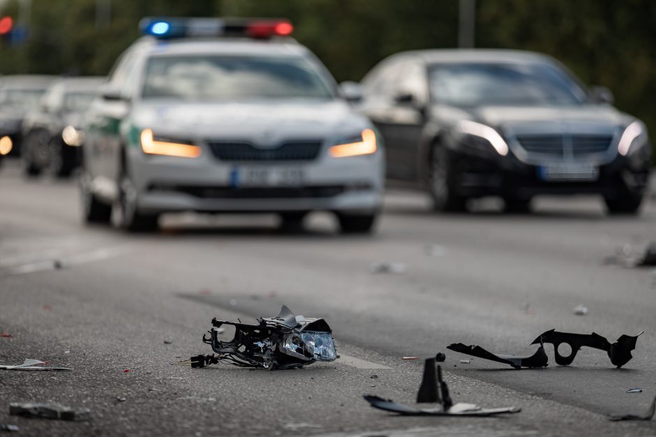 Vilniuje per avariją sužalotas žmogus: automobilis rėžėsi į kelio atitvarus