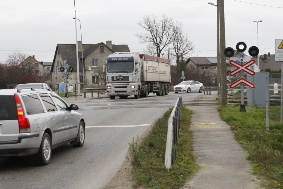 Rimkų pervaža – vairuotojų siaubas: gyventojams tenka stovėti spūstyse