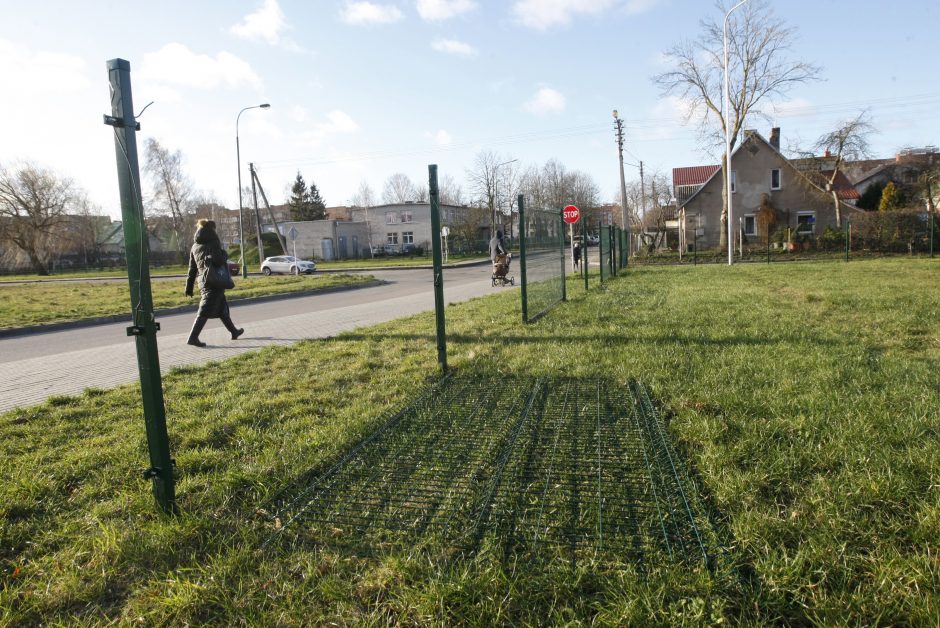 Klaipėdiečiai stebisi netvarka: žaidimų aikštelė – niekieno?