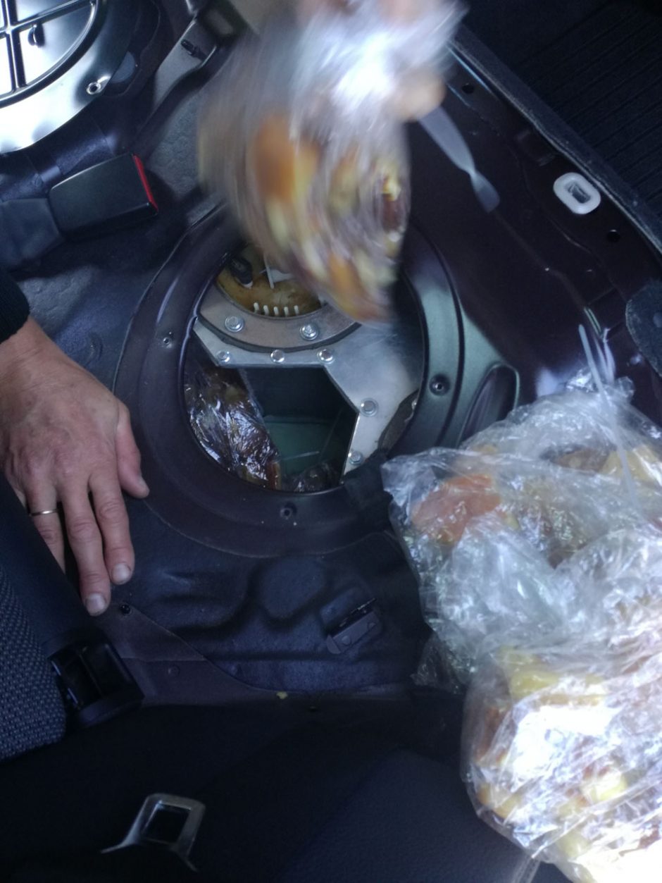 Pareigūnų laimikis: sulaikė „gintaro kurjerę“ su beveik 35 kilogramų kontrabanda