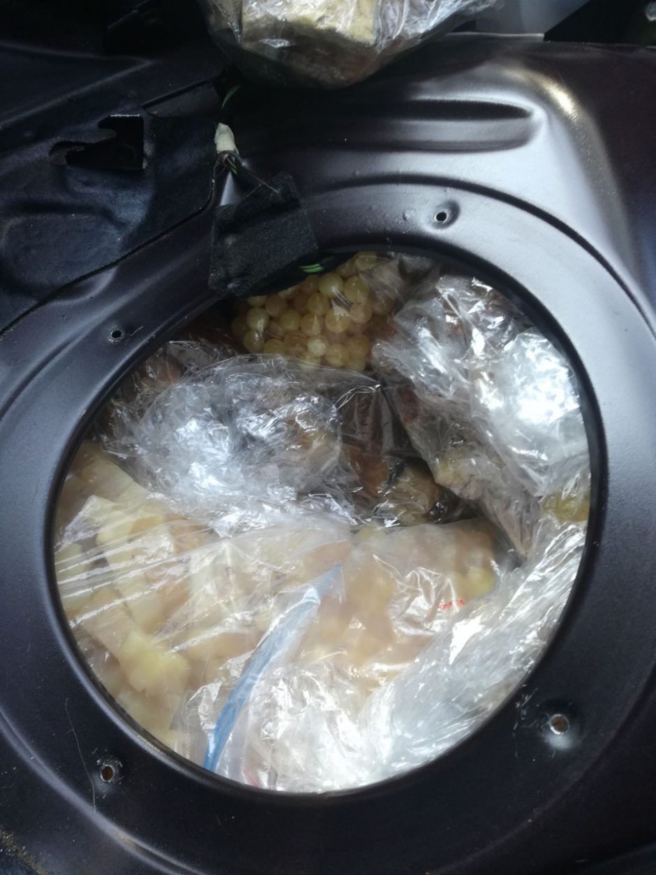 Pareigūnų laimikis: sulaikė „gintaro kurjerę“ su beveik 35 kilogramų kontrabanda