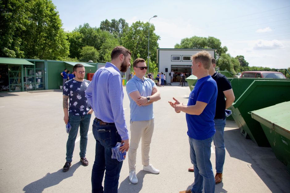 Vilniuje – unikali dalijimosi daiktais stotelė: vieni daiktus paliks, kiti pasiims