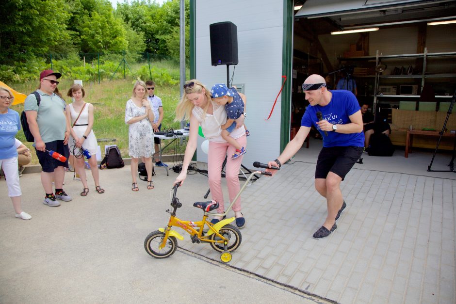 Vilniuje – unikali dalijimosi daiktais stotelė: vieni daiktus paliks, kiti pasiims