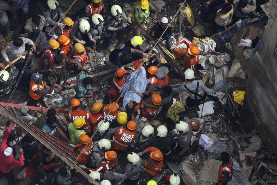 Indijoje sugriuvus pastatui žuvo mažiausiai 2 žmonės, dešimčių ieškoma