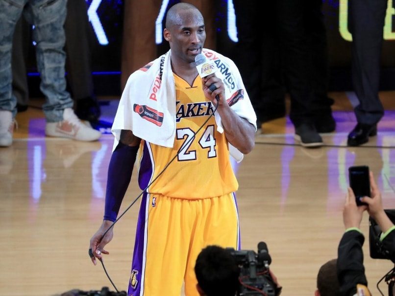 NBA legendos K. Bryanto rankšluostis parduotas aukcione už 33 tūkst. dolerių