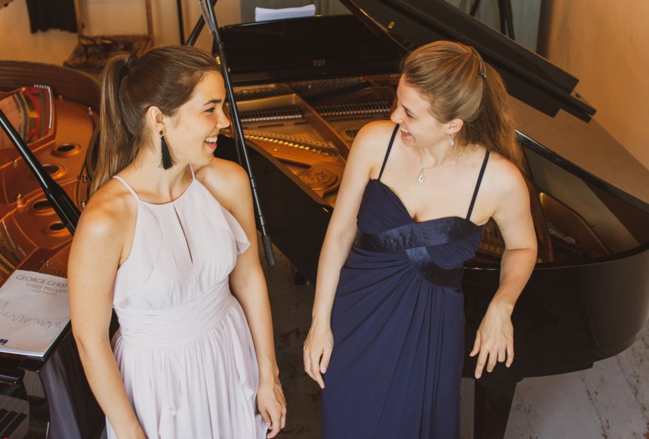 Keturių rankų kuriami muzikiniai stebuklai: Kaune koncertuos pianisčių duetas