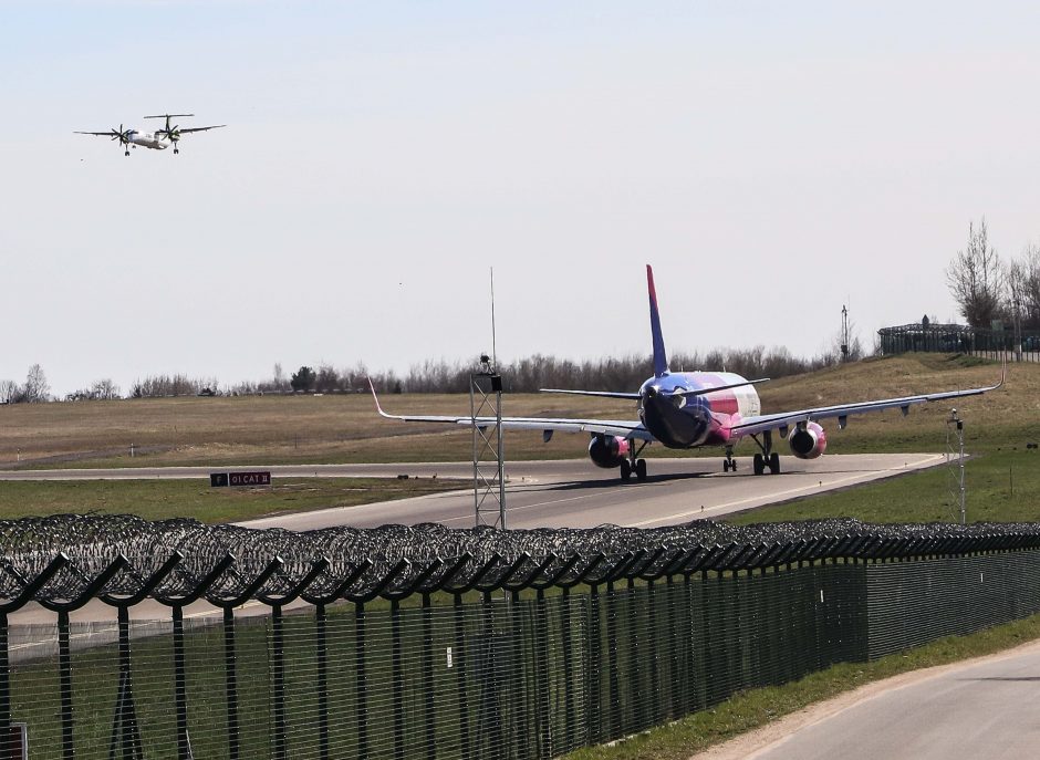 Rugsėjį skrendančių keleivių buvo perpus mažiau nei rugpjūtį