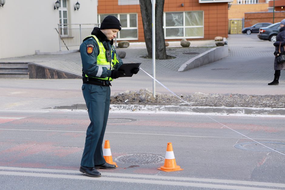 Skaudi nelaimė Lentvaryje: automobilis pėsčiųjų perėjoje kliudė mažametę