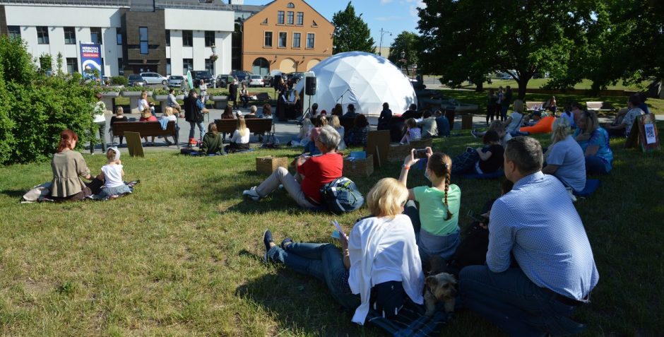 Klaipėdos Karlskronos aikštėje veikia interaktyvi skaitykla