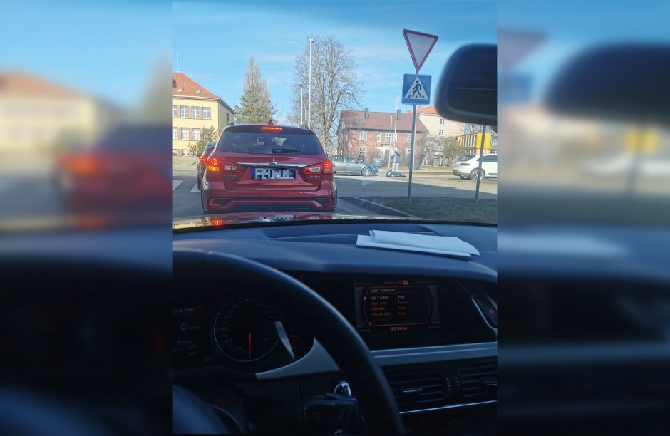 Nelaimė Klaipėdoje: pėsčiųjų perėjoje „VW Passat“ partrenkė moterį
