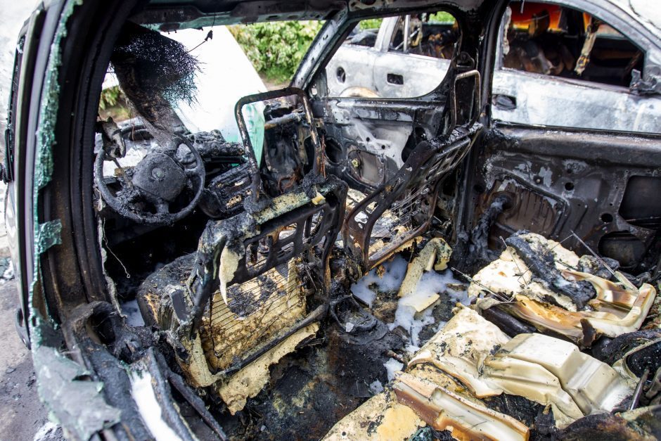 Telšiuose ir Šiauliuose liepsnojo automobiliai: įtariami padegimai