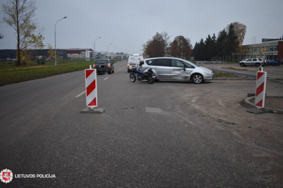 Praėjusi para keliuose: nukentėjo motociklą vairavęs nepilnametis, neblaivi pėsčioji