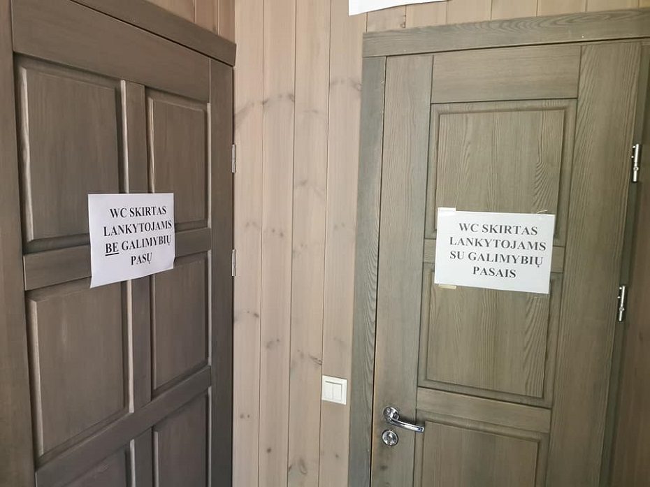 Su galimybių pasu – ir į tualetą: ant durų išvystas vaizdas sukėlė klausimų