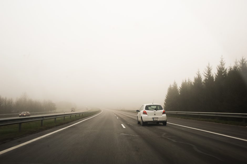 Vairuotojai, būkite atidūs: dalyje Lietuvoje eismo sąlygas sunkina rūkas