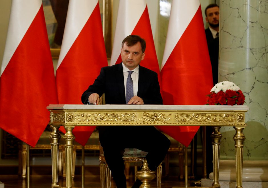 Lenkijos teisingumo ministras: Lenkija neprivalo mokėti ES teismo skirtų baudų