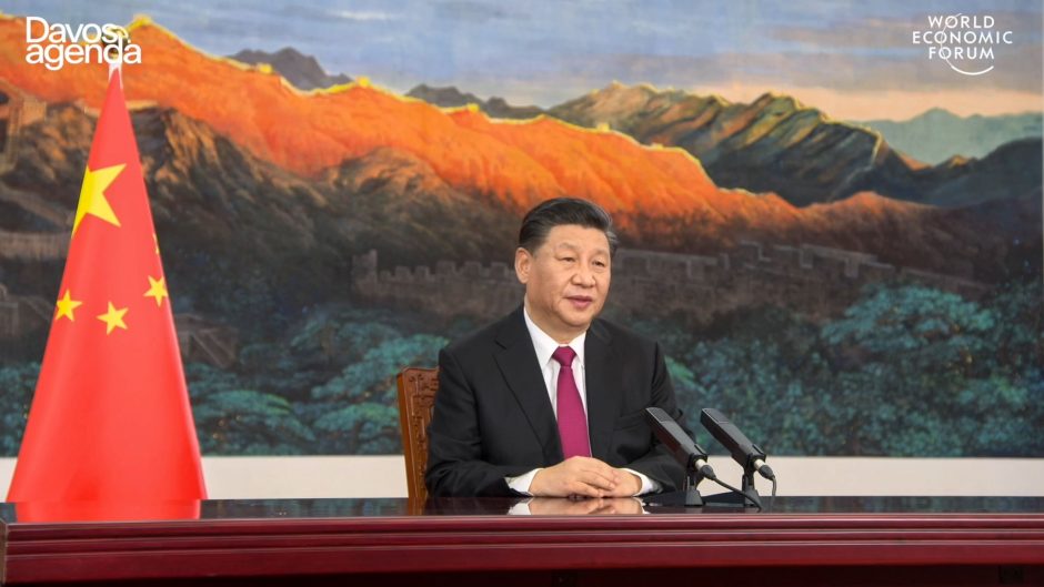 Kinijos prezidentas pasaulio lyderius Davoso forume įspėjo nepradėti „naujo šaltojo karo“