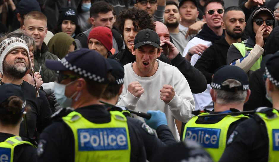 Melburne per protestą prieš karantiną sužeisti keli policininkai, sulaikyta šimtai žmonių