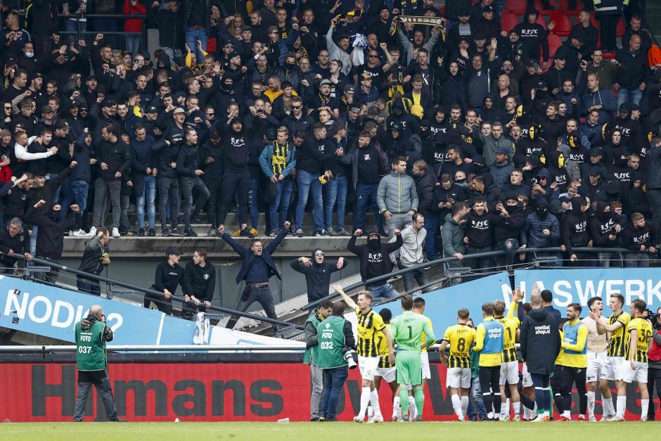 Nyderlanduose per futbolo rungtynes įgriuvo stadiono tribūna: žmonės nenukentėjo