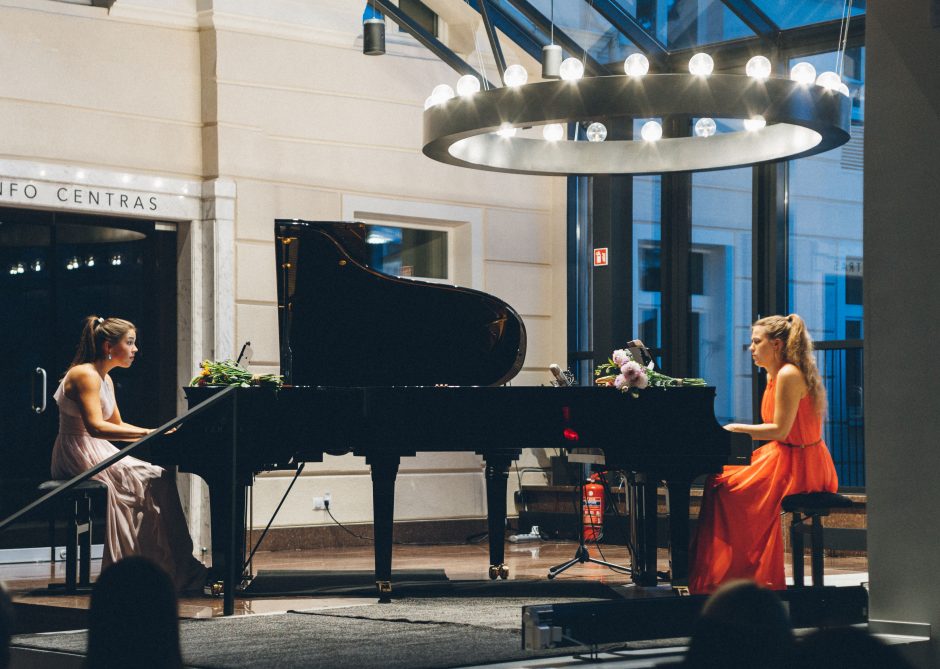 Vienoje scenoje – dvi pianistės: spalvingi muzikiniai paveikslėliai keturioms rankoms