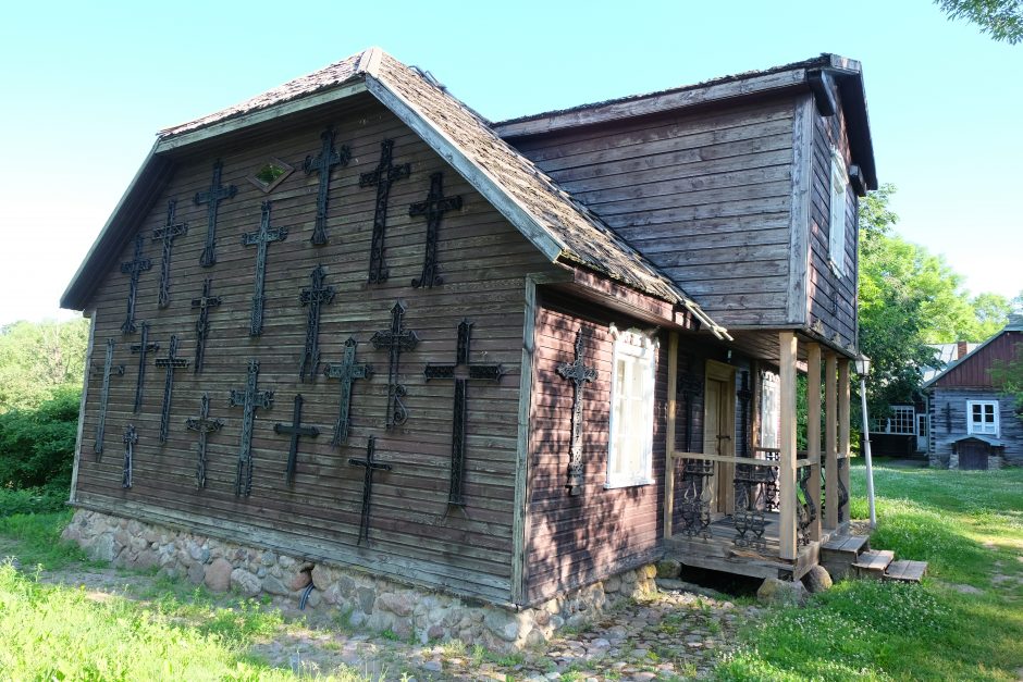 Paberžės sielų gydykla – kur net medis turi atmintį, o namai atviri visiems