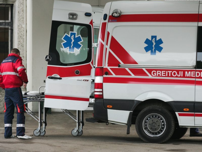 Akmenėje girtas traktoriaus vairuotojas rėžėsi į medį, vyras išvežtas į ligoninę