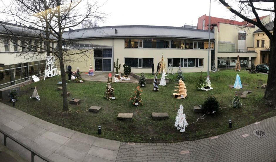 Artėja Kalėdų eglučių kiemelio įžiebimo šventė I. Simonaitytės bibliotekoje Klaipėdoje