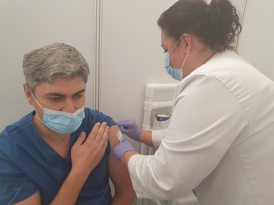 Santaros klinikose trečiąja vakcinos doze pradėti skiepyti medikai