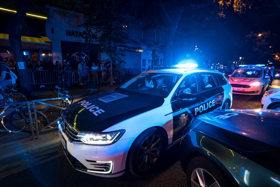 Paryžiuje vakarėlis po atviru dangumi baigėsi susirėmimais su policija