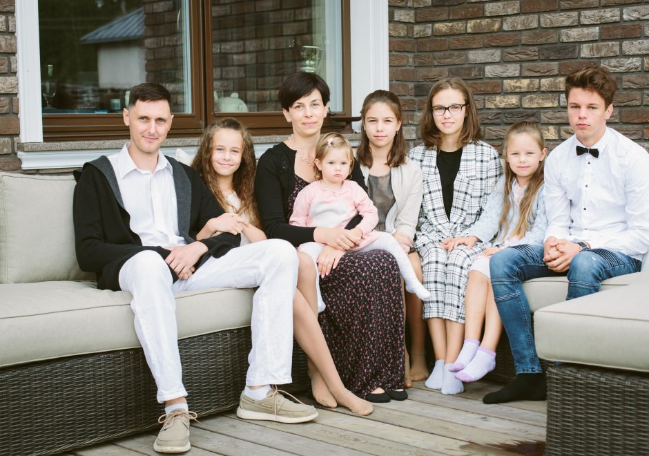 Šešis vaikus auginanti šeima atžalas moko pažinti savo tikėjimą ir kitas religijas
